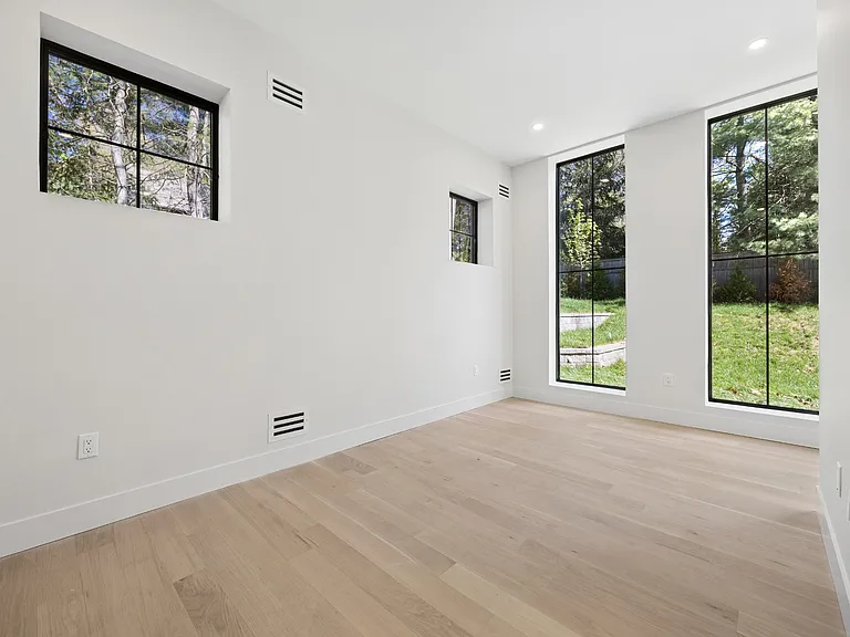 242 Hardenburgh Ave — Photo 16
