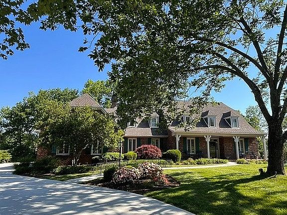 2nd image of 751 Lakeshore Dr
