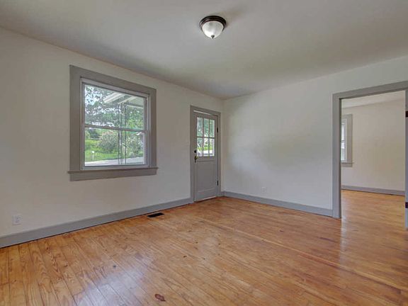3rd image of 2614 Carson Ave