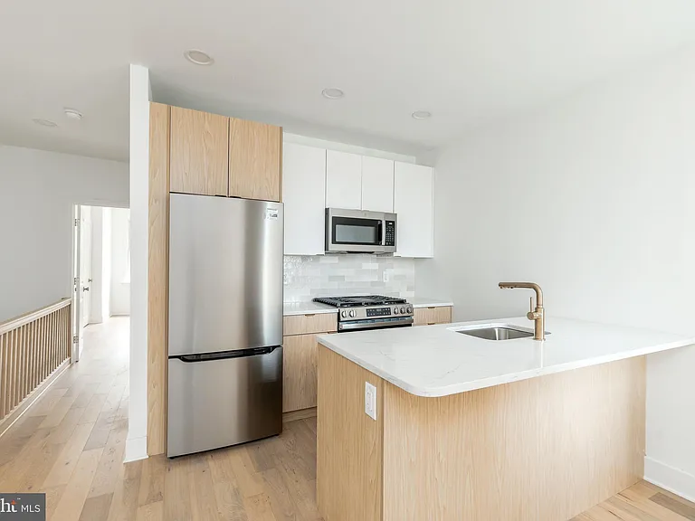 5461 W Berks St — Photo 1