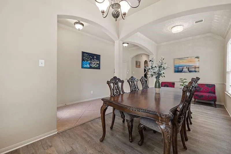 4 bed, 2.0 bath, 2191 sqft, $2,150 — Photo 4