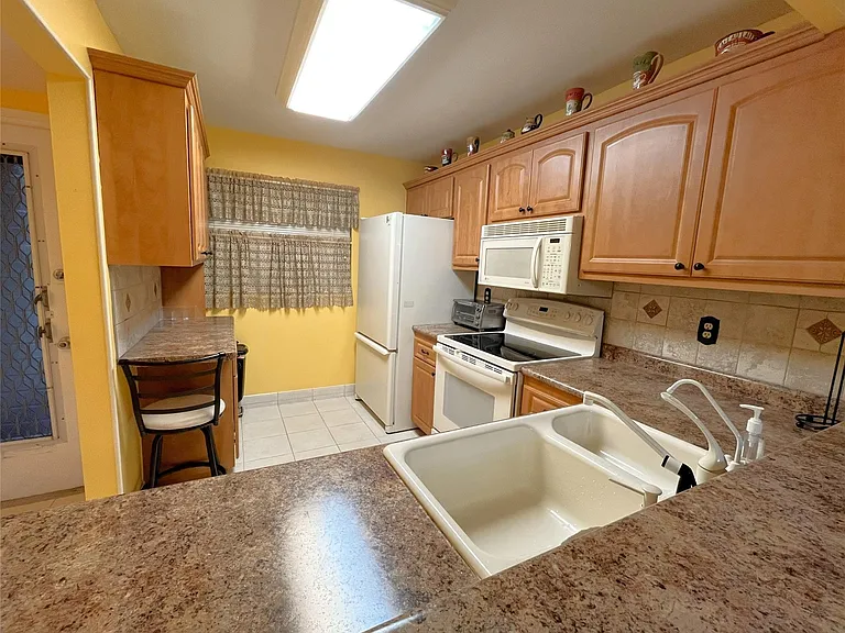 9501 Seagrape Dr #305 — Photo 4