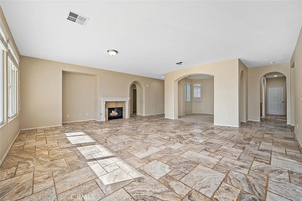 3 bed, 2.5 bath, 2325 sqft, $3,500 — Photo 2