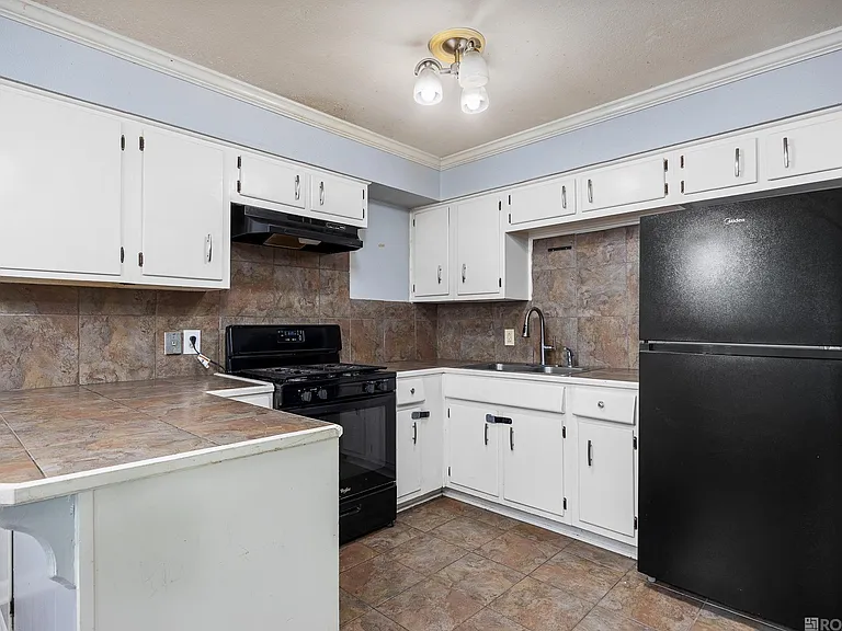 3661 Harrison St — Photo 16