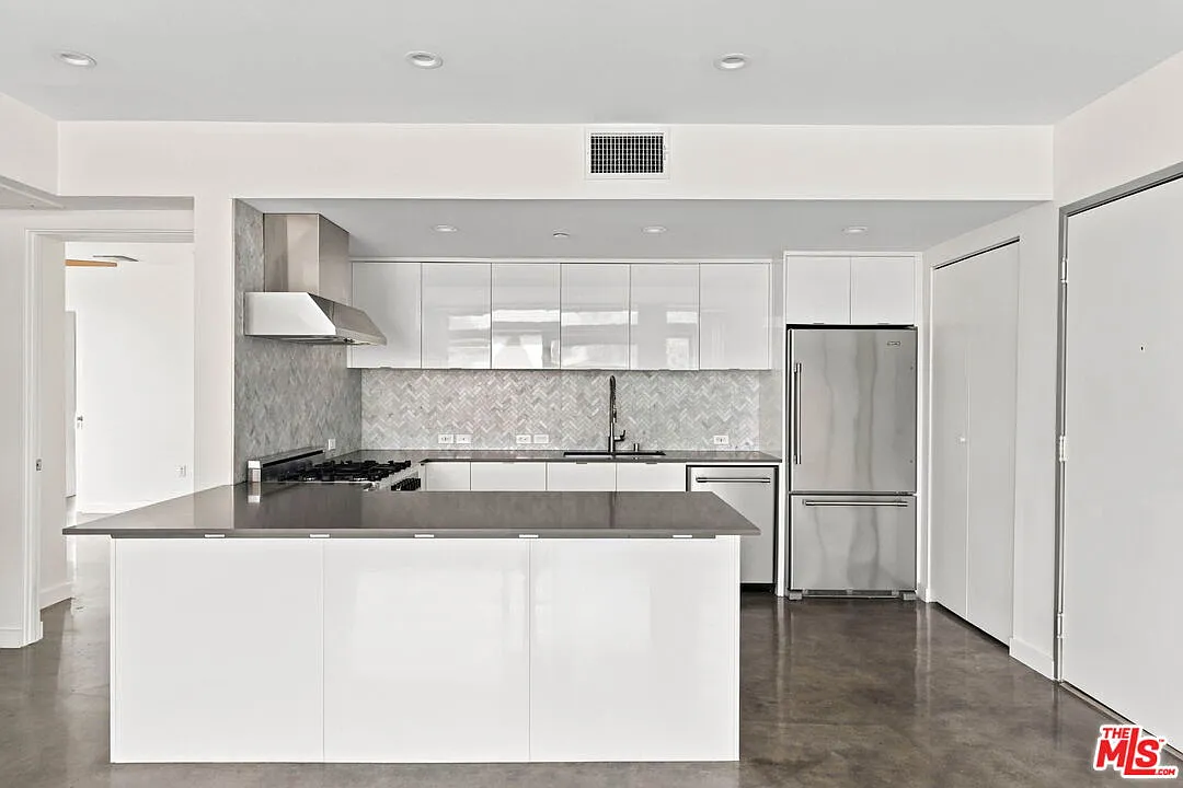 2 bed, 2.5 bath, 1402 sqft, $4,892 — Photo 4