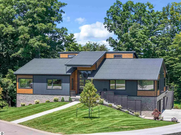 7777 Turnberry Cir, Williamsburg, MI 49690