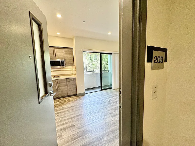 mid374 — Photo 2