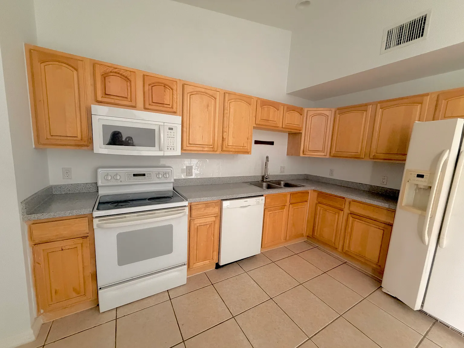 3 bed, 1172 sqft, $1,700 — Photo 2