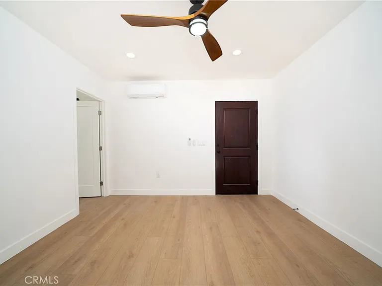 1050A Cedar Ave — Photo 2