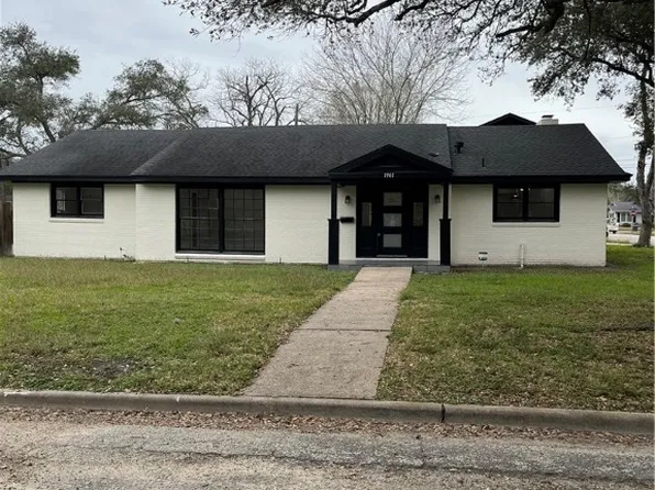 1901 E Warren Ave, Victoria, TX 77901