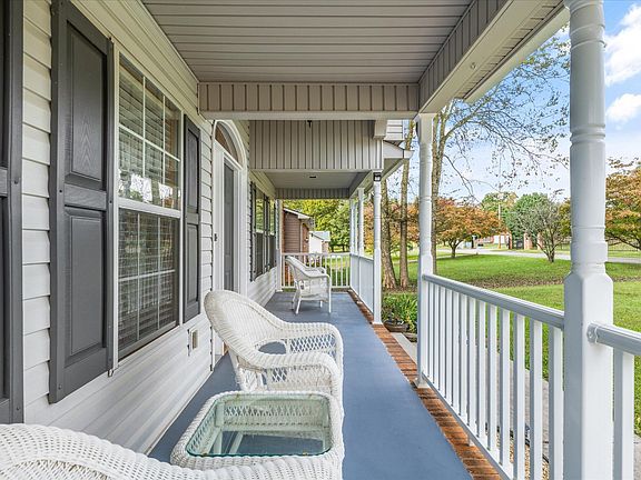 4th image of 925 Crestview Cir