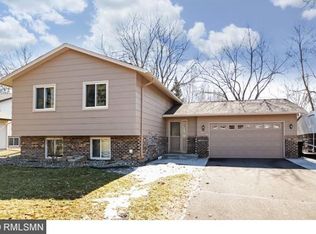 1040 Robinhood Pl, Shoreview, MN 55126