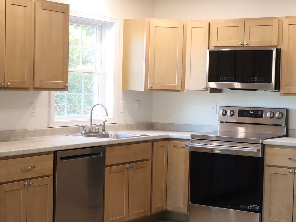2nd image of 428 Turner St #4
