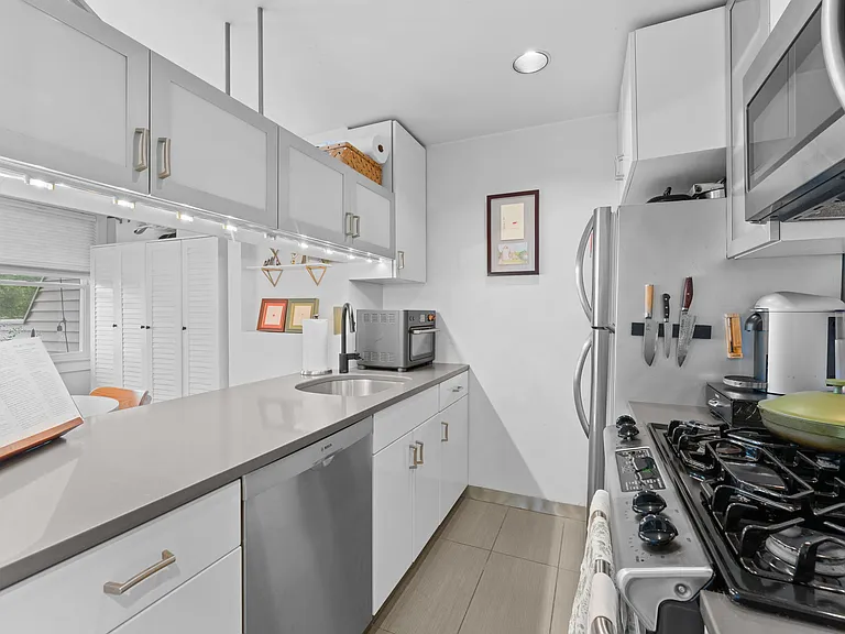 732 E 8th St #1 — Photo 3