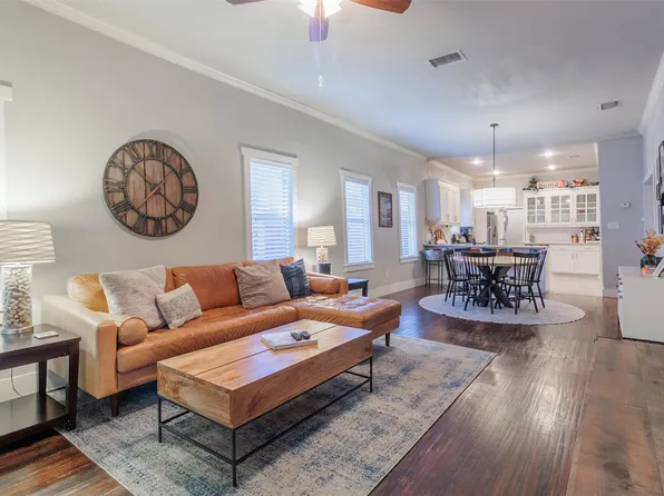 206 S Winnetka Ave, Dallas, TX 75208