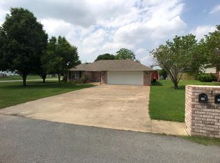 609 E 10th St, Grove, OK 74344