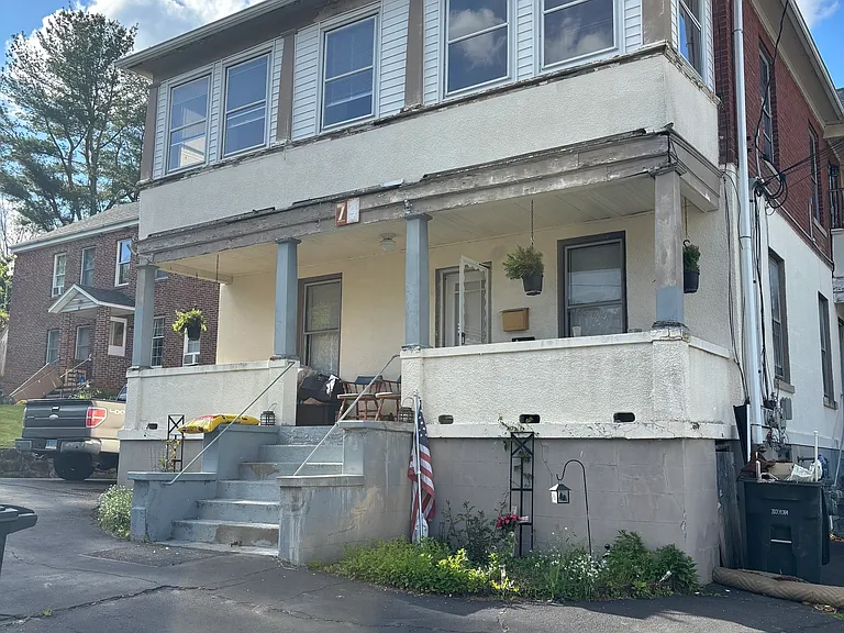 74 Roosevelt Ave — Photo 2