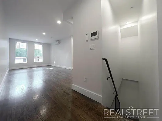 Rented by Real Street Inc | media 2