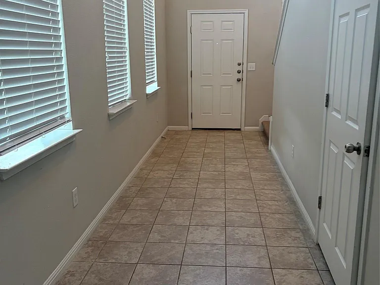 372 Eagle Brook Ln — Photo 2