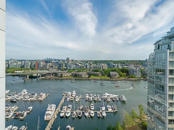1201 Marinaside Cres #2206, Vancouver, BC V6Z 2V2