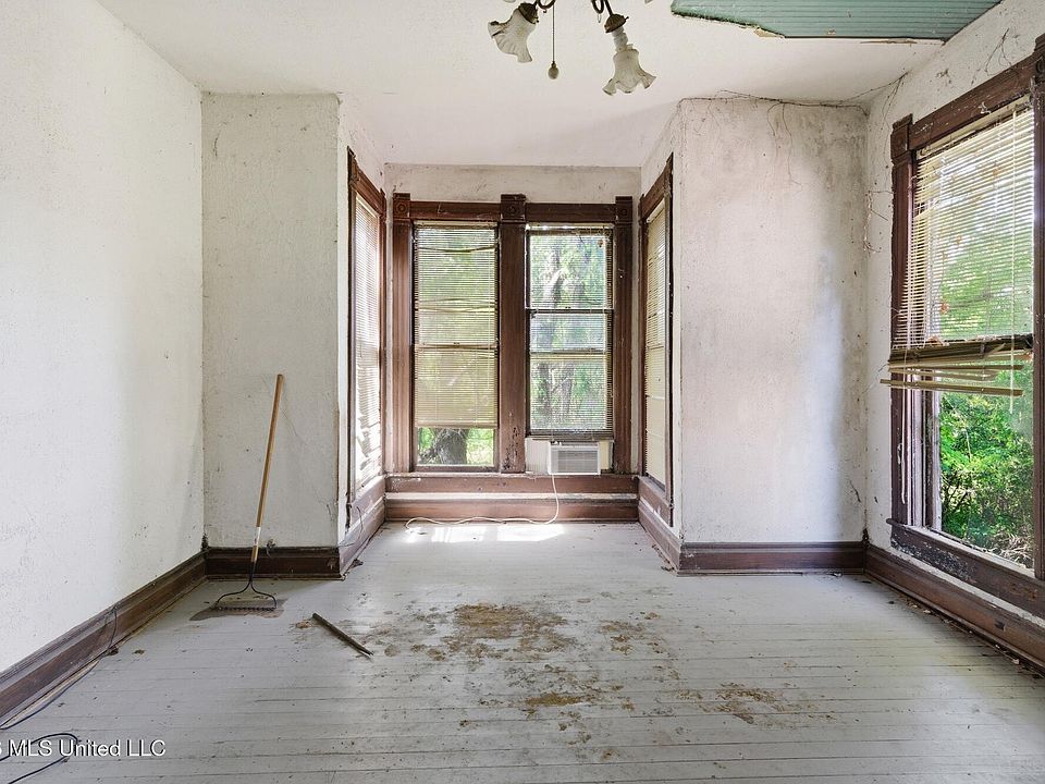 31st image of 530 Buschman St