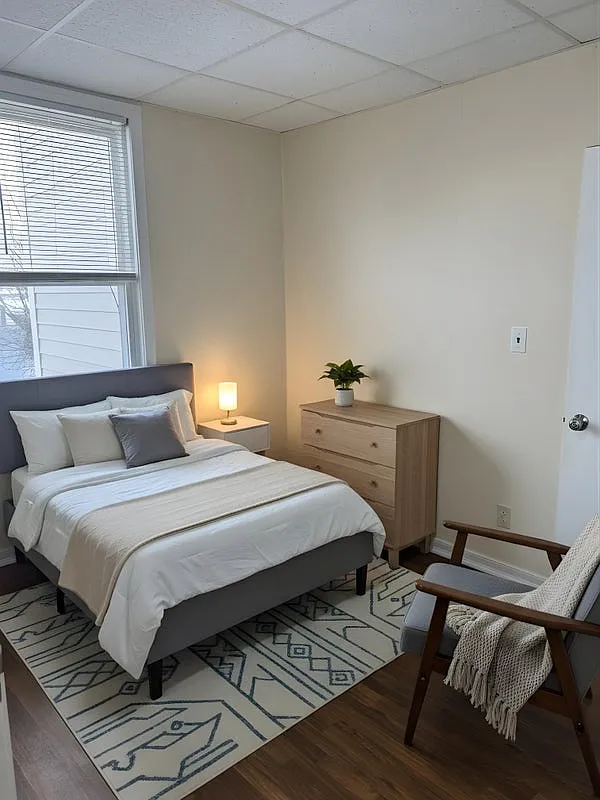 4 bed, 1500 sqft, $1,000 — Photo 1