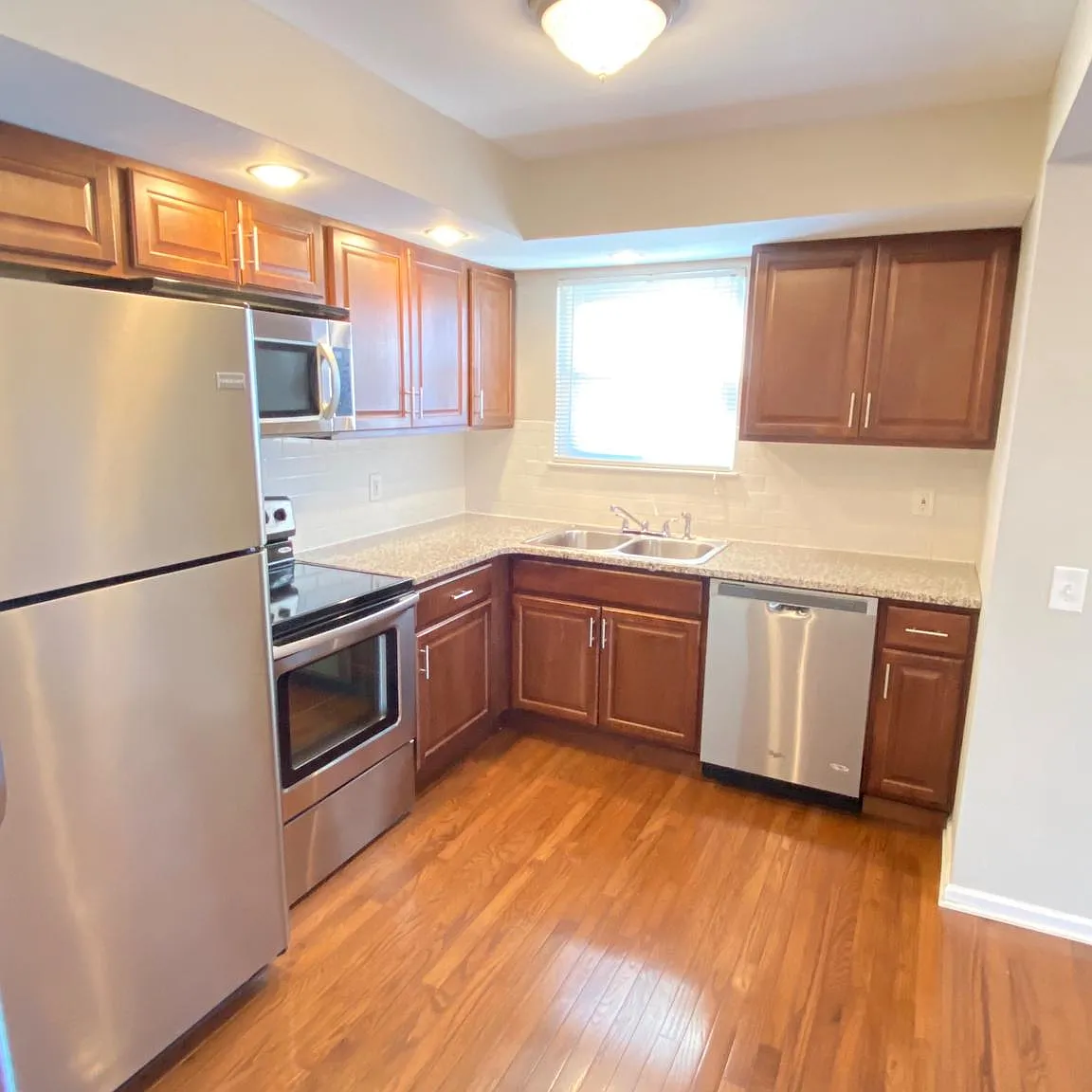 3 bed, 1.5 bath, 1080 sqft, $2,500 — Photo 3