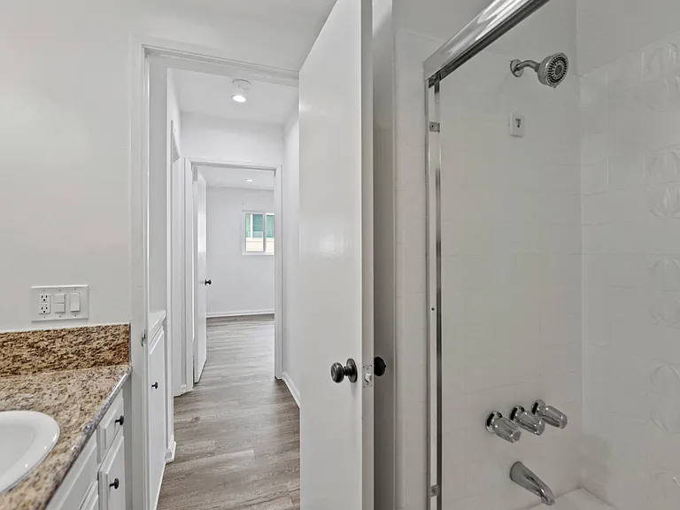 Bathroom with Shower Bath with Glass Door