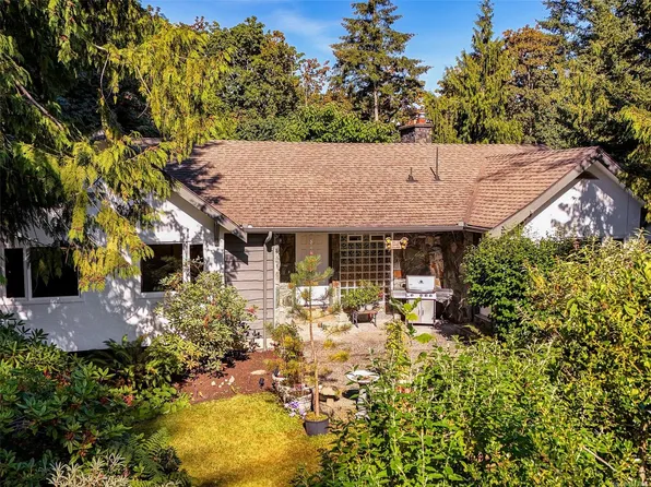 6232 Rodolph Rd, Central Saanich, BC V8Z 5V8