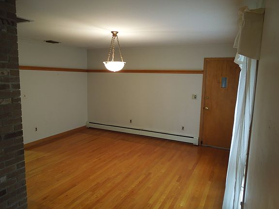 4th image of 24 Cromwell Cir