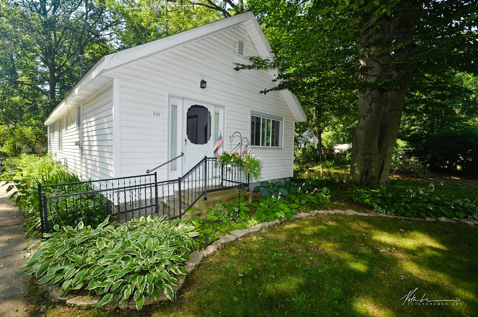 885 Petrie Ave photo 1