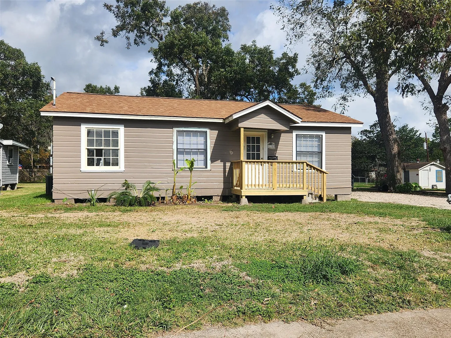 3 bed, 1.0 bath, 1024 sqft, $1,125 — Photo 1
