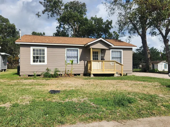138 W Marion St, Clute, TX 77531