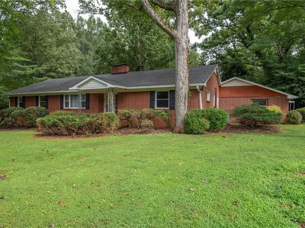 3155 Briarcliffe Rd, Winston Salem, NC 27106