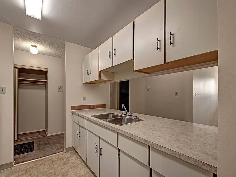 87 Stirling Rd NW — Photo 10