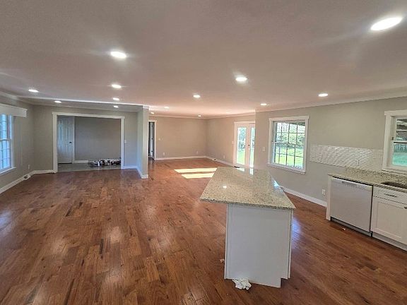 3rd image of 881 Roberts Rd