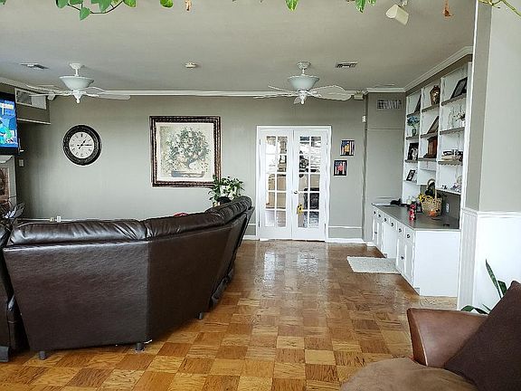 5th image of 2526 Frankfort Ave
