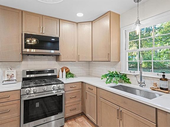 3rd image of 33 Old Farm Rd