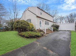 34 Champlin St, Ronkonkoma, NY 11779