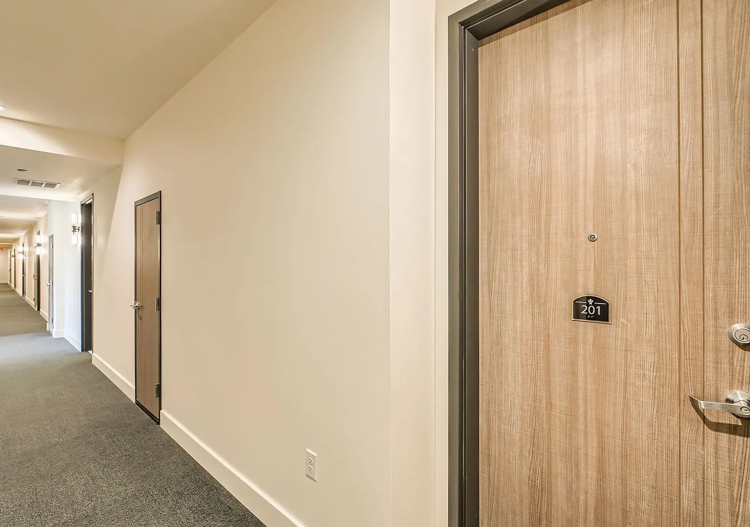 Beautiful 2 bedroom condo with elevator access! — Photo 3
