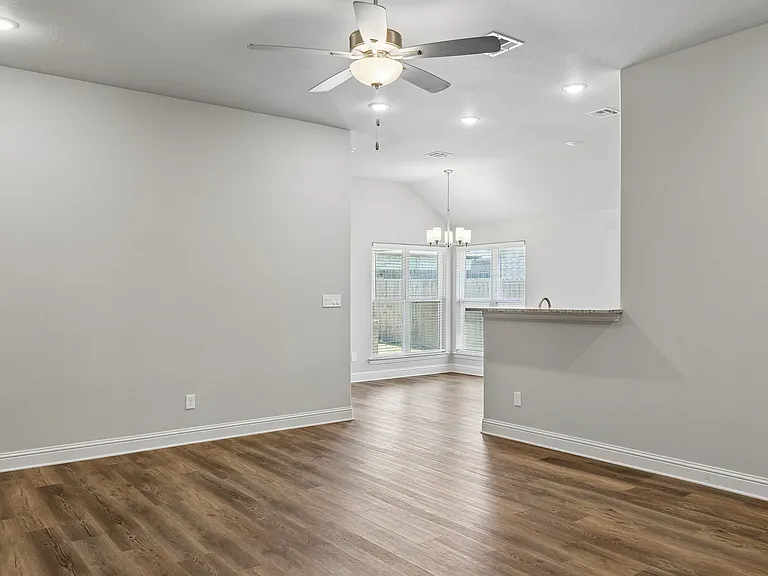 2907 Tulip Dr — Photo 3