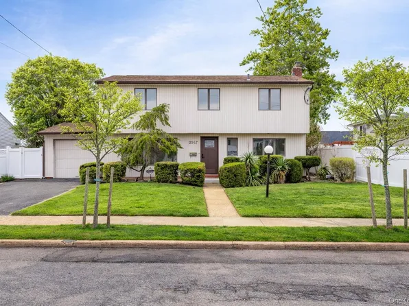 2547 Army Place, Bellmore, NY 11710
