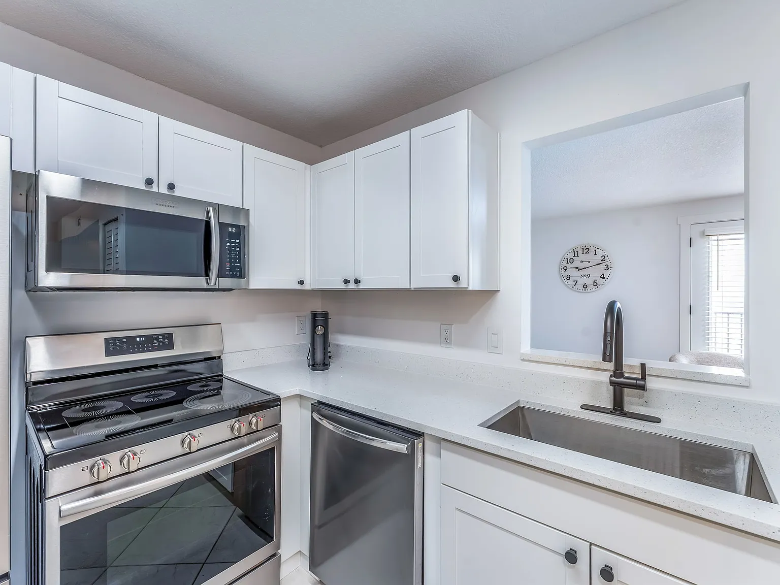 2 bed, 950 sqft, $3,500 — Photo 4