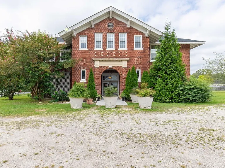 119 College St — Photo 2