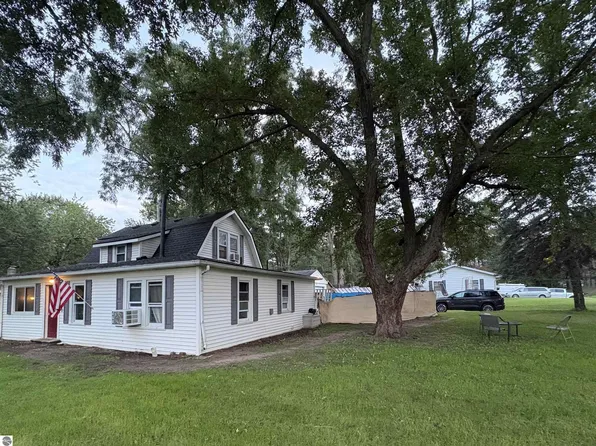 1430 3rd Ave, Howell, MI 48843