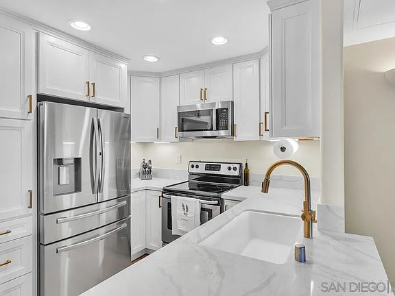 3rd image of 510 Camino De La Reina Unit 304