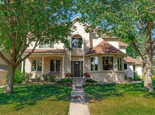 2439 Oakridge Ln E, Maplewood, MN 55119