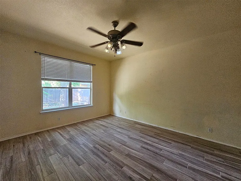 8506 Hillrock Dr — Photo 2