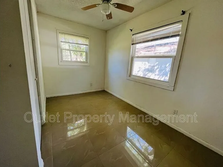 918 E 10th St #918A — Photo 5