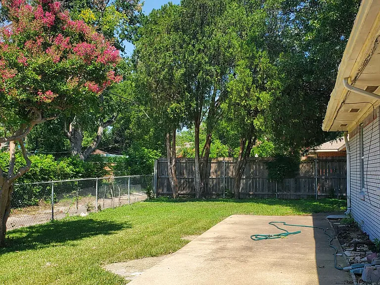 427 Royal Crest Dr — Photo 6